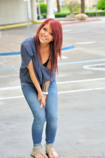 Рыжая малышка Madelyn Monroe снимает джинсы и показывает гладкую киску