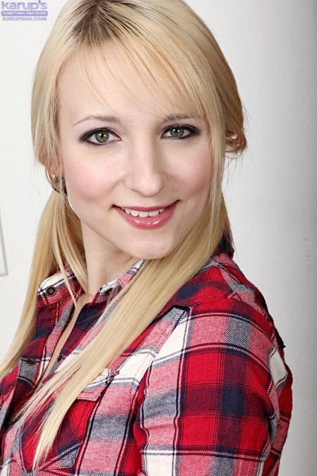 Блондинка Ashley Jane со стройной фигурой, показывает киску и попку