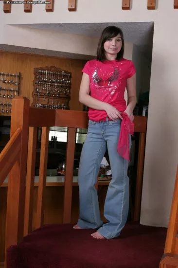 Милая брюнетка Monica Parks снимает джинсы и трусики чтобы показать свой кустик