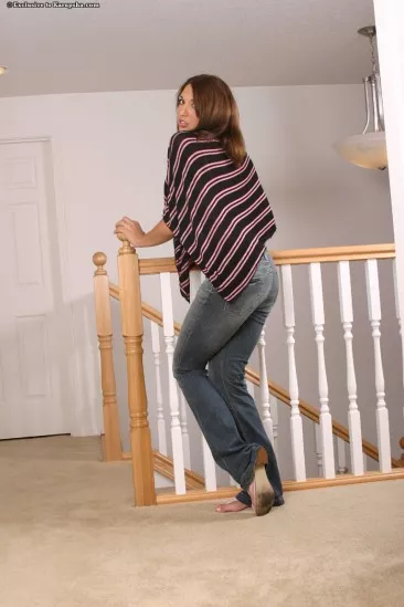 Victoria Graceson снимает узкие синие джинсы и крошечные красные трусики, а потом показывает чистую киску