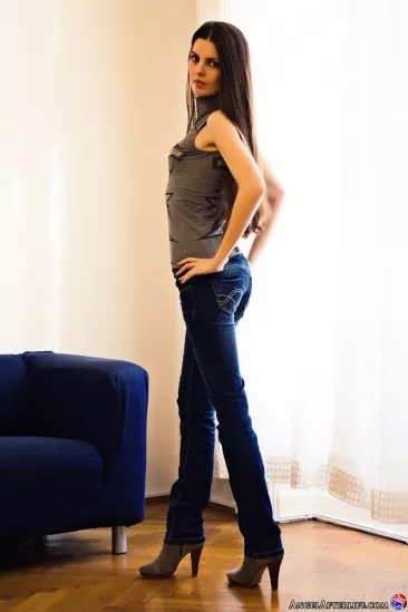 Чувственная брюнетка Ilona Afterlife снимает джинсы и топ и танцует в одном белье