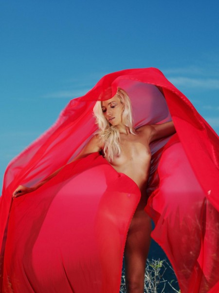 Голая блондинка Adele B наслаждается легким ветерком на вершине горы