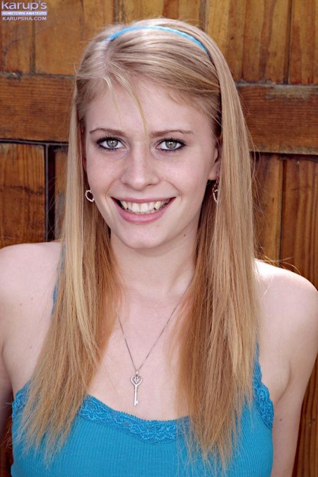 Свежая белокурая принцесса Allie James знает как улыбнуться и позировать голой для нас