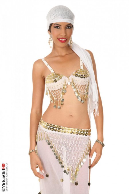 Восхитительная малолетка Jasmine Arabia приятно шокирует голым телом