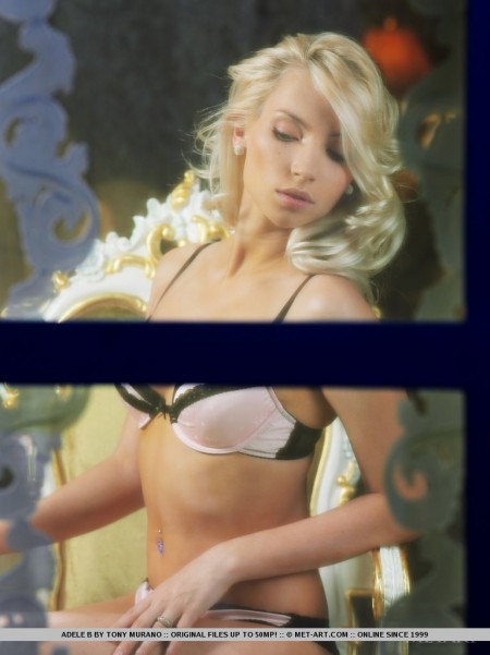 Фотосессия горячей блондинки Adele B, в которой она показывает свою наготу в деталях