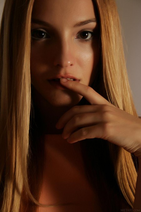 Блондинистая детка Kira W освобождается от одежды и демонстрирует голые титьки