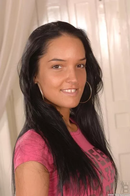 Классная брюнетка Esmeralda снимает черный лифчик и красные колготки, чтобы ласкать свое обнаженное тело