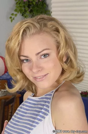 Кудрявая блондинка Claudia Jamsson играет со своим любимым вибратором и долбит им свою киску