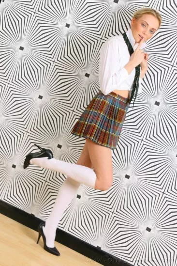 Студентка колледжа Steph Onlytease с глубокими голубыми глазами позирует в супер сексуальном нейлоновом белье