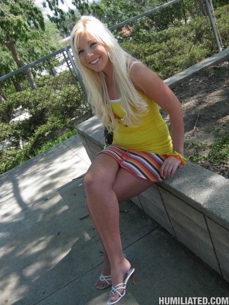 Секс-рабыня Holly Fox получает трах в рот и в киску