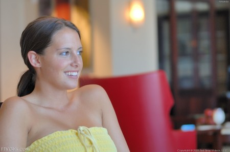 Бесстыдная Amanda FTV показывает свою киску и сиськи в кафе на железнодорожной станции