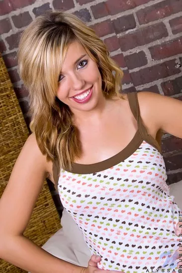 Игривая красотка с гладкой киской Kirra Kiss стягивает синие джинсы и бежевые трусики