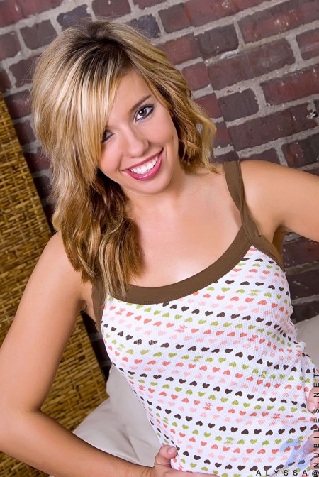 Игривая красотка с гладкой киской Kirra Kiss стягивает синие джинсы и бежевые трусики