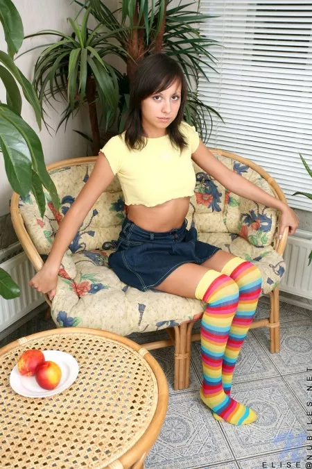 Стройная малышка с гладкой кожей - Elise Nubiles, полностью раздевается на маленькой кушетке