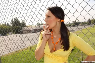 Сексапильная студентка колледжа св. Николая Gracie Glam в короткой юбочке отдалась в свою лысую киску