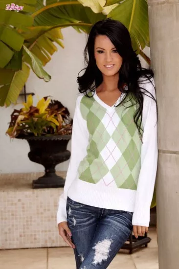 Клевая брюнеточка Jamie Michelle снимает свои джинсы и нижнее белье чтобы поиграть со своей щелкой