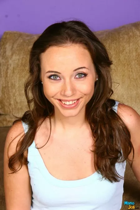 Милая и длинноволосая детка Hannah West играет с членом и получает сперму