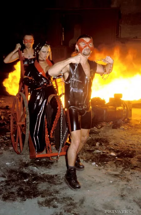 Латексные дамы Monique Covet, C.G. Summer и Christina любят играть с огнем и трахаться